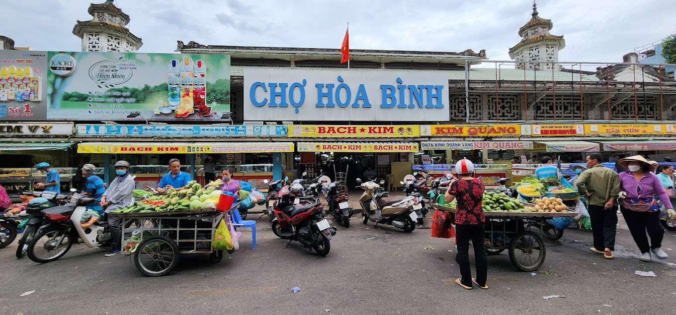 Quang cảnh nhộn nhịp trước cổng chợ Hòa Bình hay còn gọi là chợ Bạc