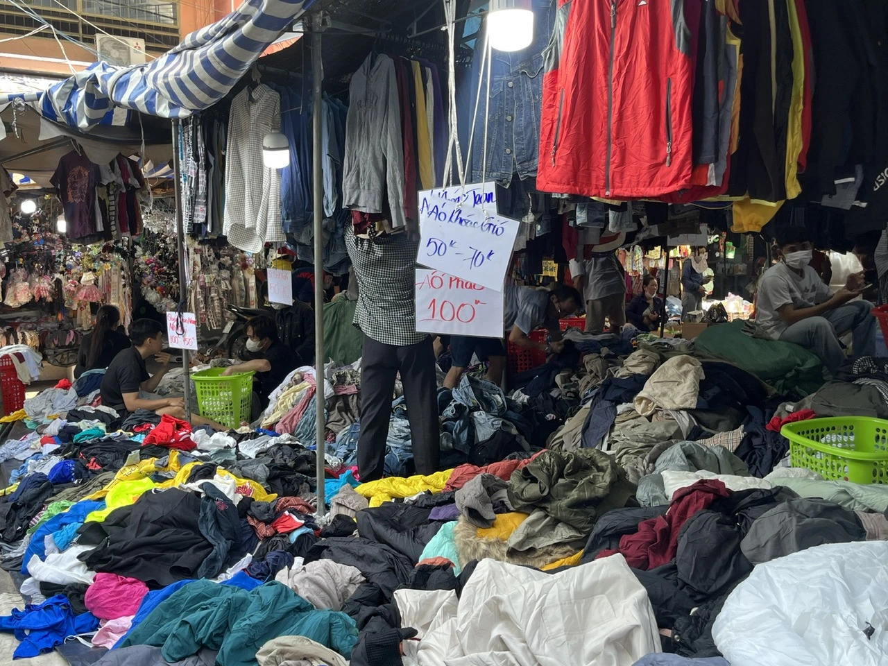 Một góc chợ đồ xi Hoàng Hoa Thám