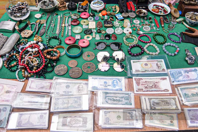 Các món đồ cổ và tiền cũ được bày bán tại chợ Nhật Tảo