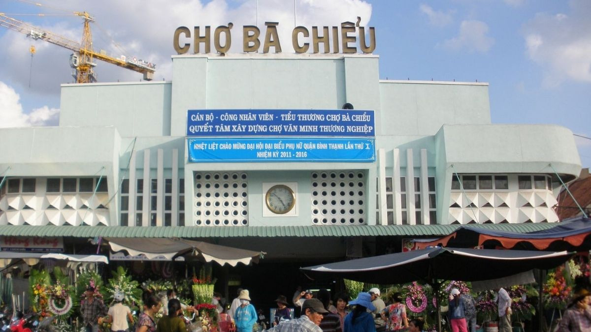 Cổng chính chợ Bà Chiểu nhộn nhịp người mua sắm tại Bình Thạnh