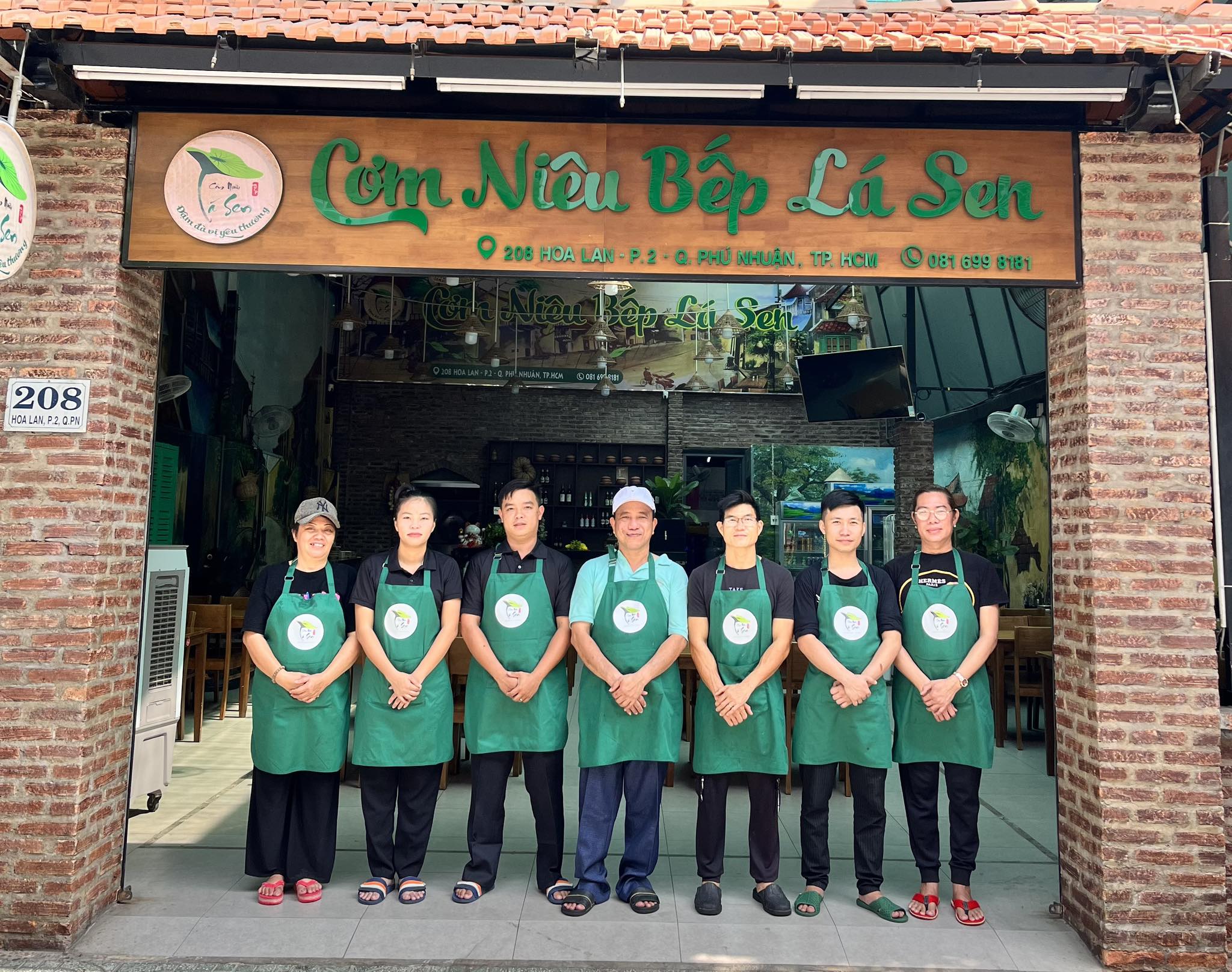 Các bạn nhân viên niềm nở chào đón thực khách đến bếp Lá Sen