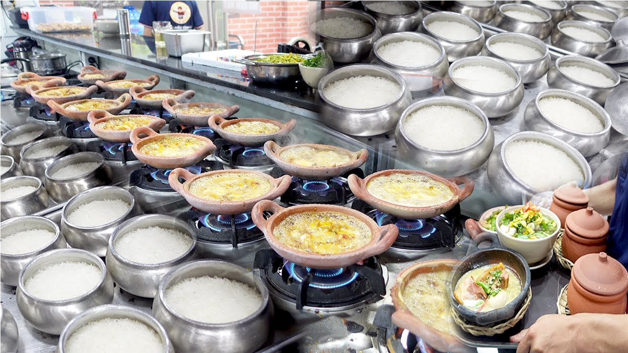 Cơm niêu được nấu bằng nồi gang độc đáo, thơm dẻo