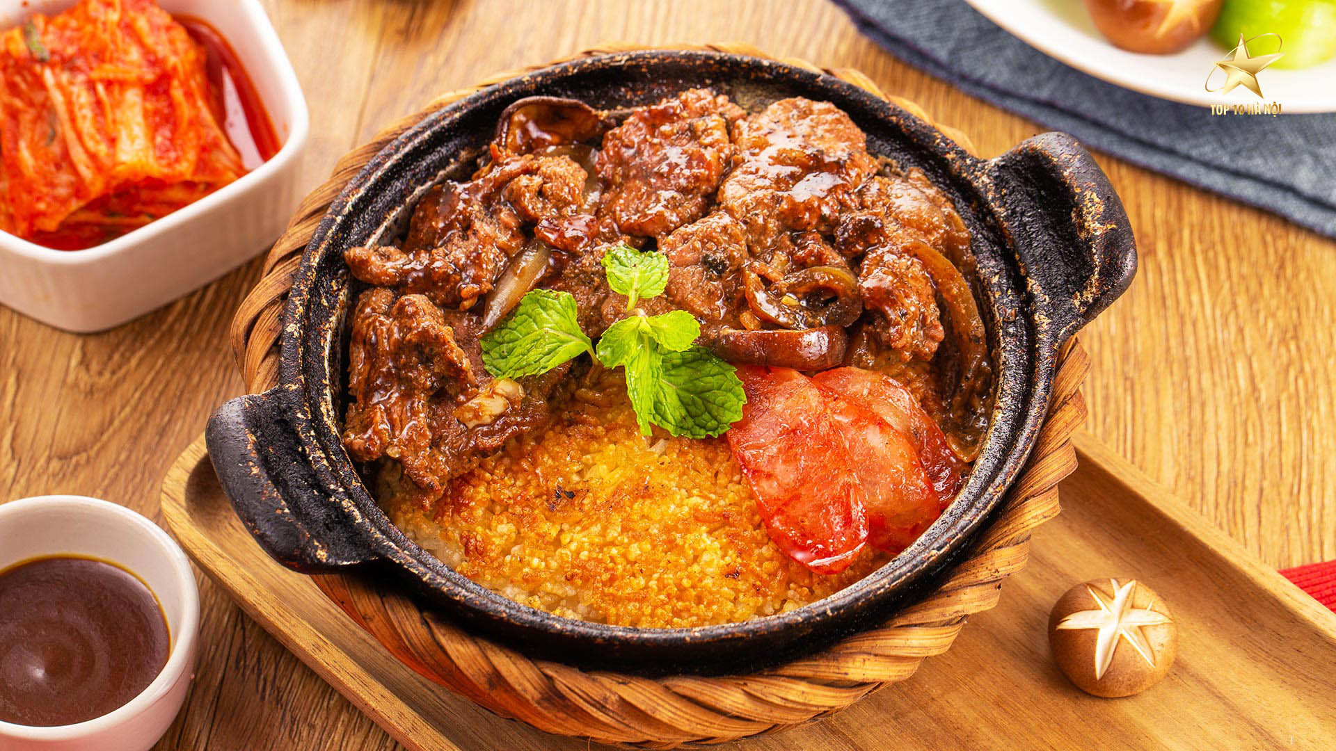 Món cơm niêu bò sốt tiêu bắt mắt