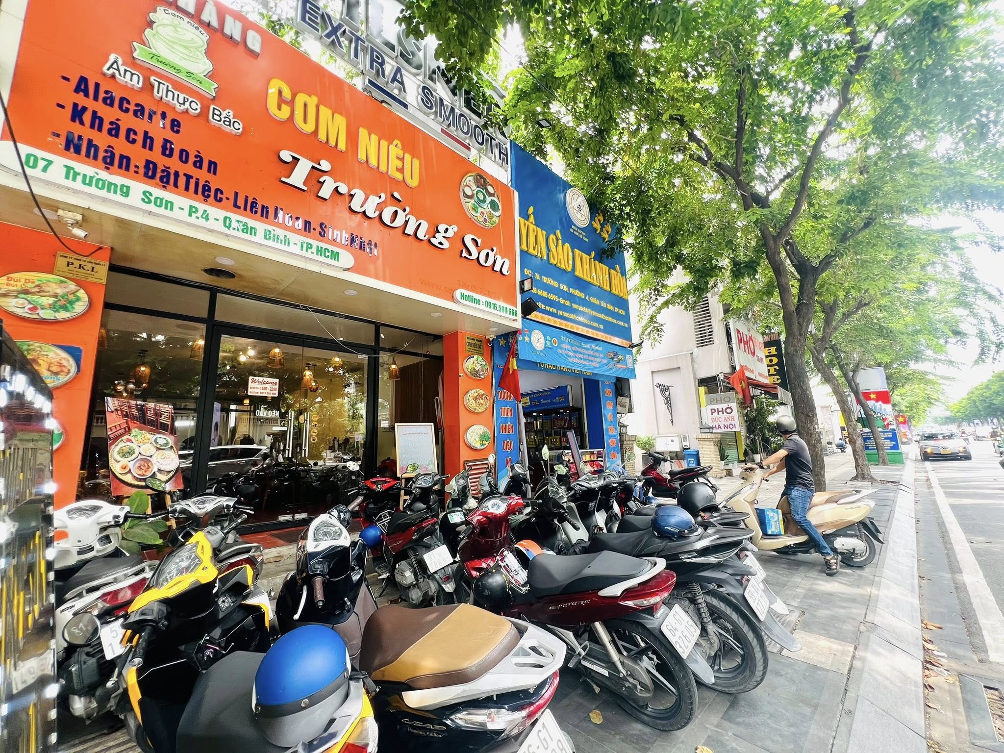 Nhà hàng tấp nập khách tới ăn trưa