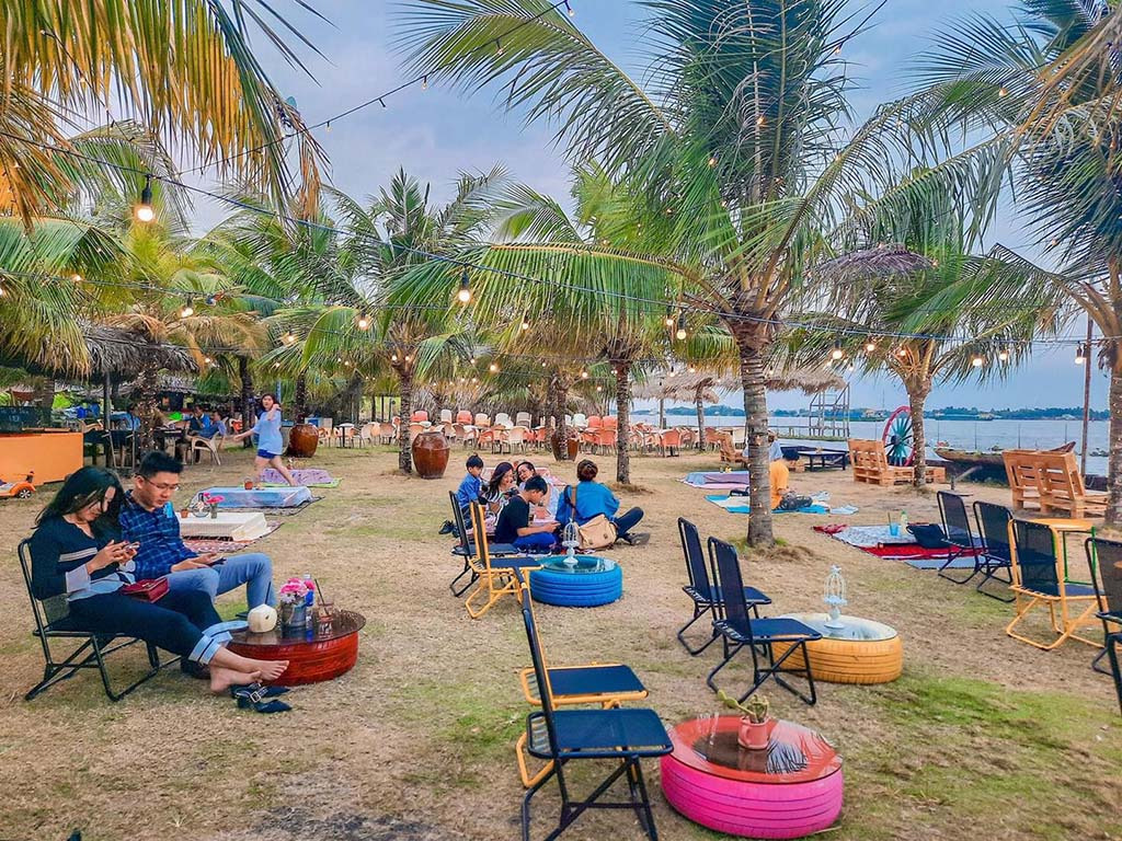 Khung cảnh nhộn nhịp ở Bờ biển nhân tạo Cần Thơ