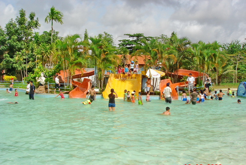 Khung cảnh công viên nước ở Cần Thơ trong ngày hè nóng bức