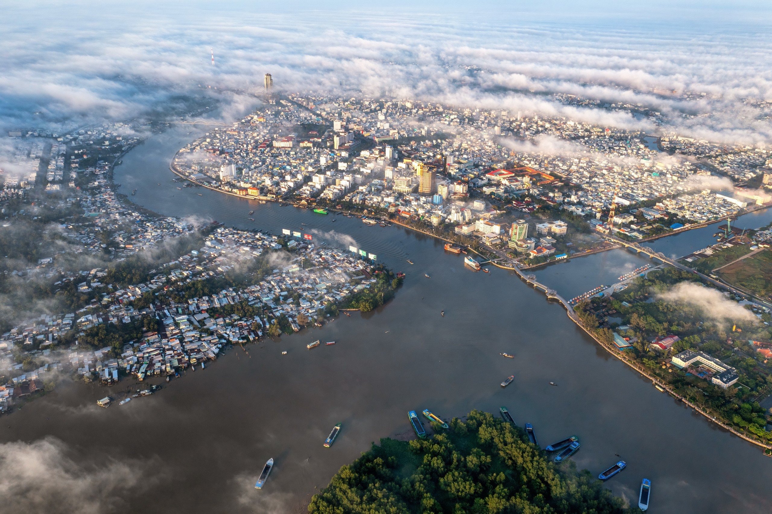 Toàn cảnh thành phố Cần Thơ bên sông Hậu