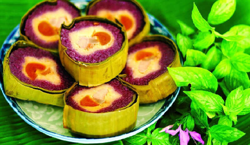 Bánh tét lá cẩm thơm ngon và màu sắc bắt mắt