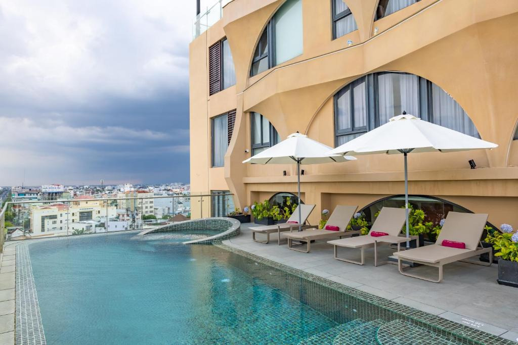 Bể bơi triệu view tại Iris Hotel Cần Thơ