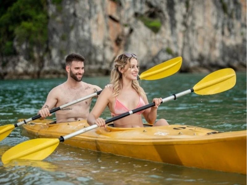 Du khách được trải nghiệm trèo thuyền Kayak khám phá vịnh Hạ Long