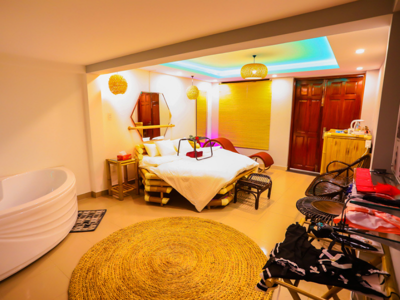 Lồng Đèn Đỏ Hotel là khách sạn tình yêu mang phong cách mây tre độc đáo, không gian gần gũi thiên nhiên.