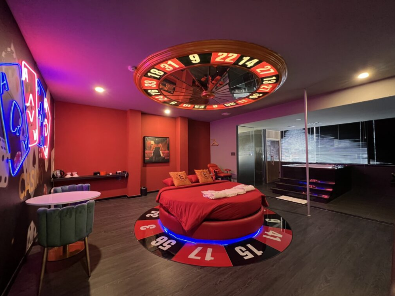 Eros Hotel nổi bật với phòng chủ đề đa dạng dành cho các cặp đôi