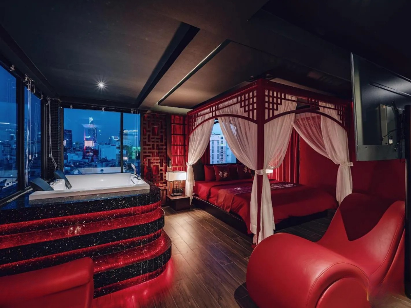 Pharaon Hotel có thiết kế ấn tượng và view thành phố lãng mạn dành cho các cặp đôi.