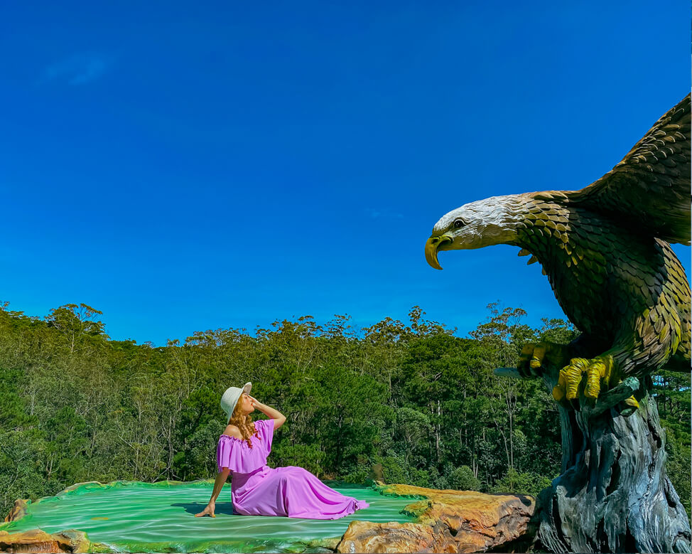 Tượng chim đại bàng khổng lồ là điểm nhấn nổi bật trong khu du lịch