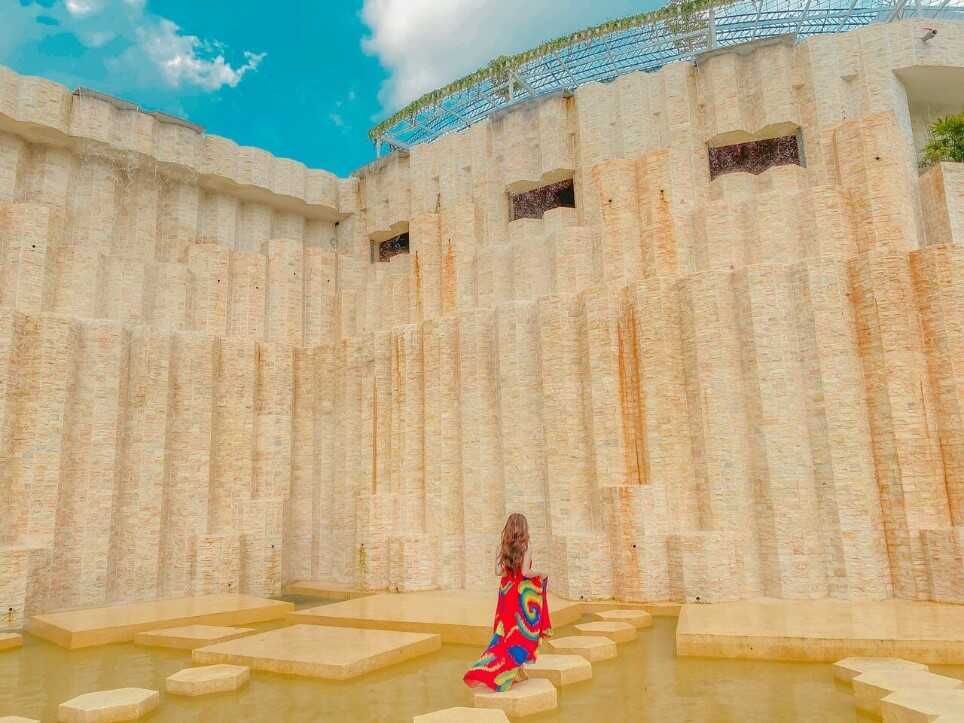 Thác nước nhân tạo thiết kế tỉ mỉ tạo nên background chụp ảnh có 1-0-2