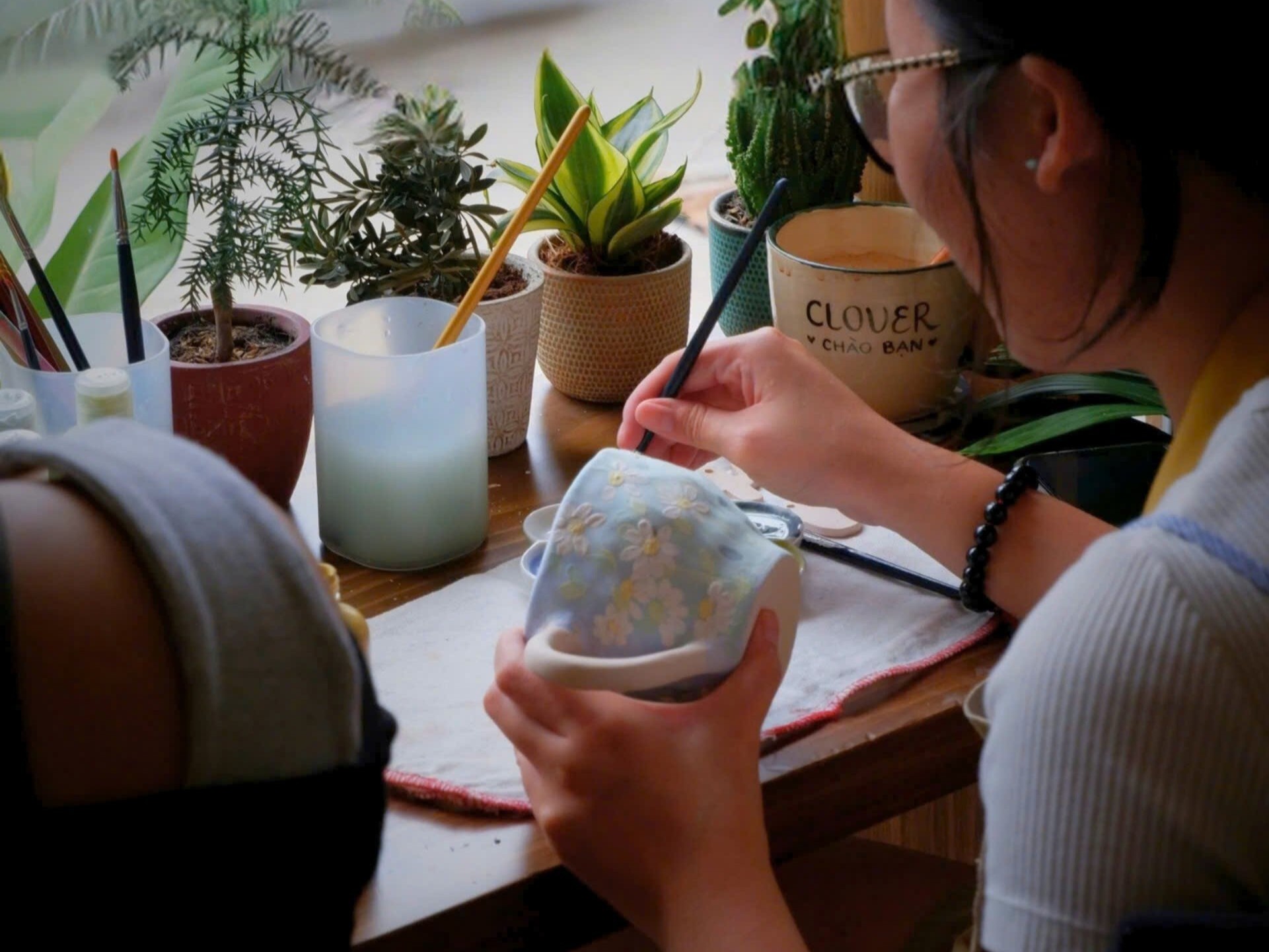 Quá trình tạo hình gốm thủ công tại Clover Pottery Studio