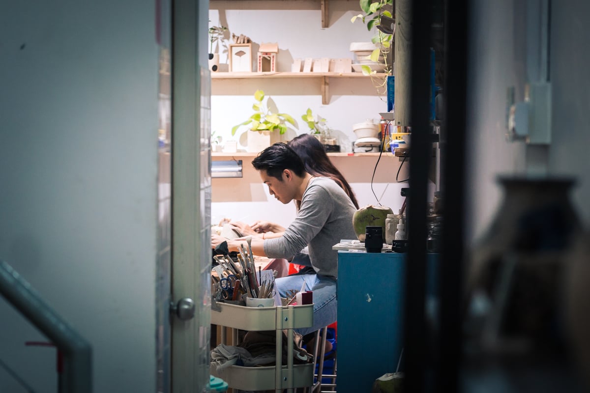 Không gian xưởng gốm yên tĩnh tại Hey Camel Ceramics
