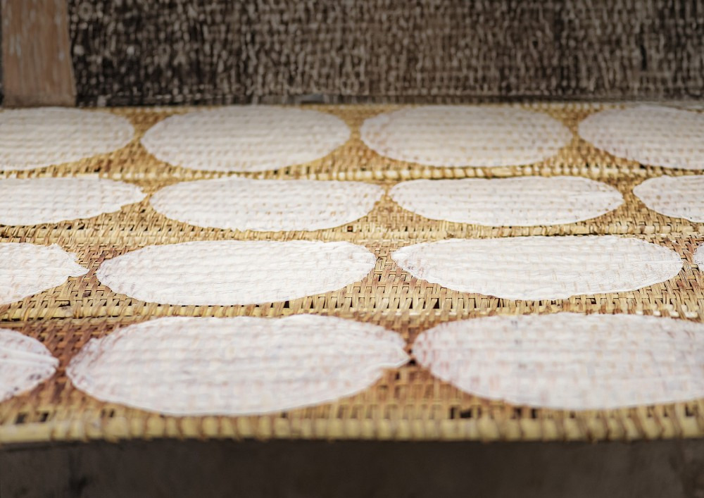 Sau khi tráng, bánh hủ tiếu sẽ được đem đi khô