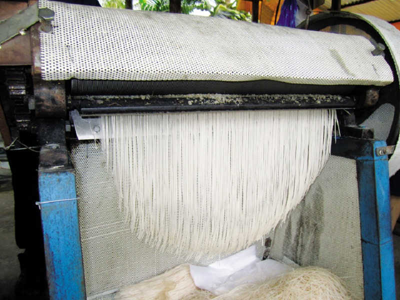 Bánh sau khi phơi khô sẽ được cắt sợi và đóng gói