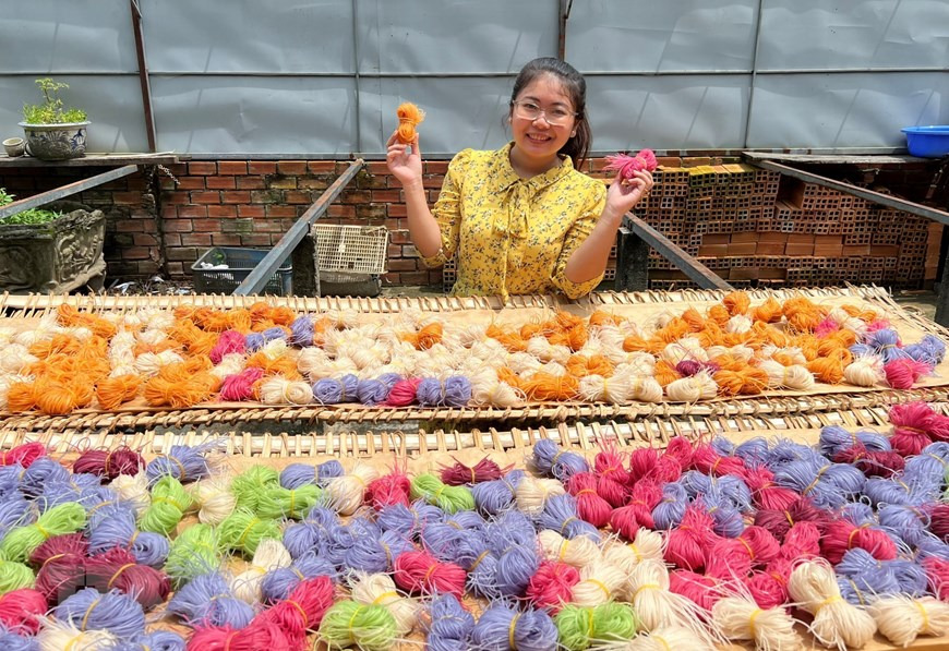 Giàn phơi hủ tiếu ngũ sắc rực rỡ tại lò hủ tiếu Cần Thơ