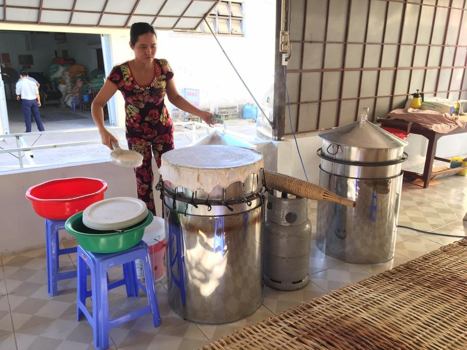 Cận cảnh tráng bánh hủ tiếu ở lò hủ tiếu Quê Tôi