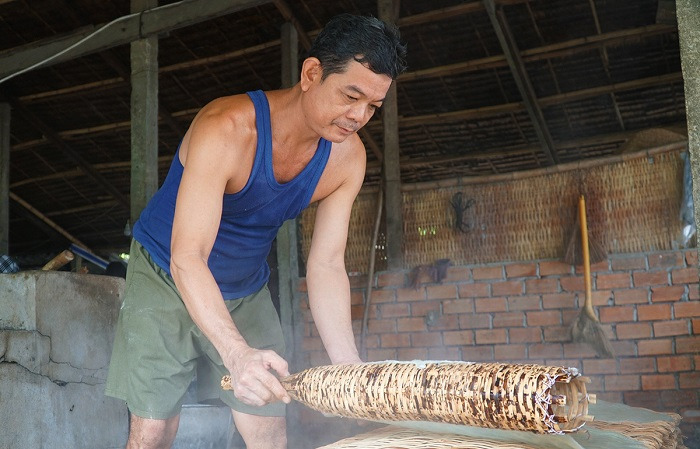 Hoạt động tráng bánh tại lò hủ tiếu Chín Của