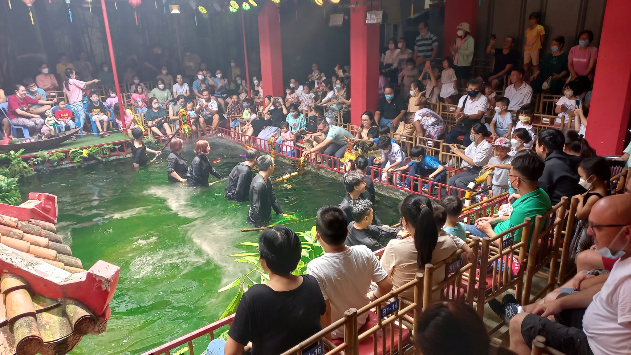 Biểu diễn múa rối nước đầy cảm xúc tại Phương Nam