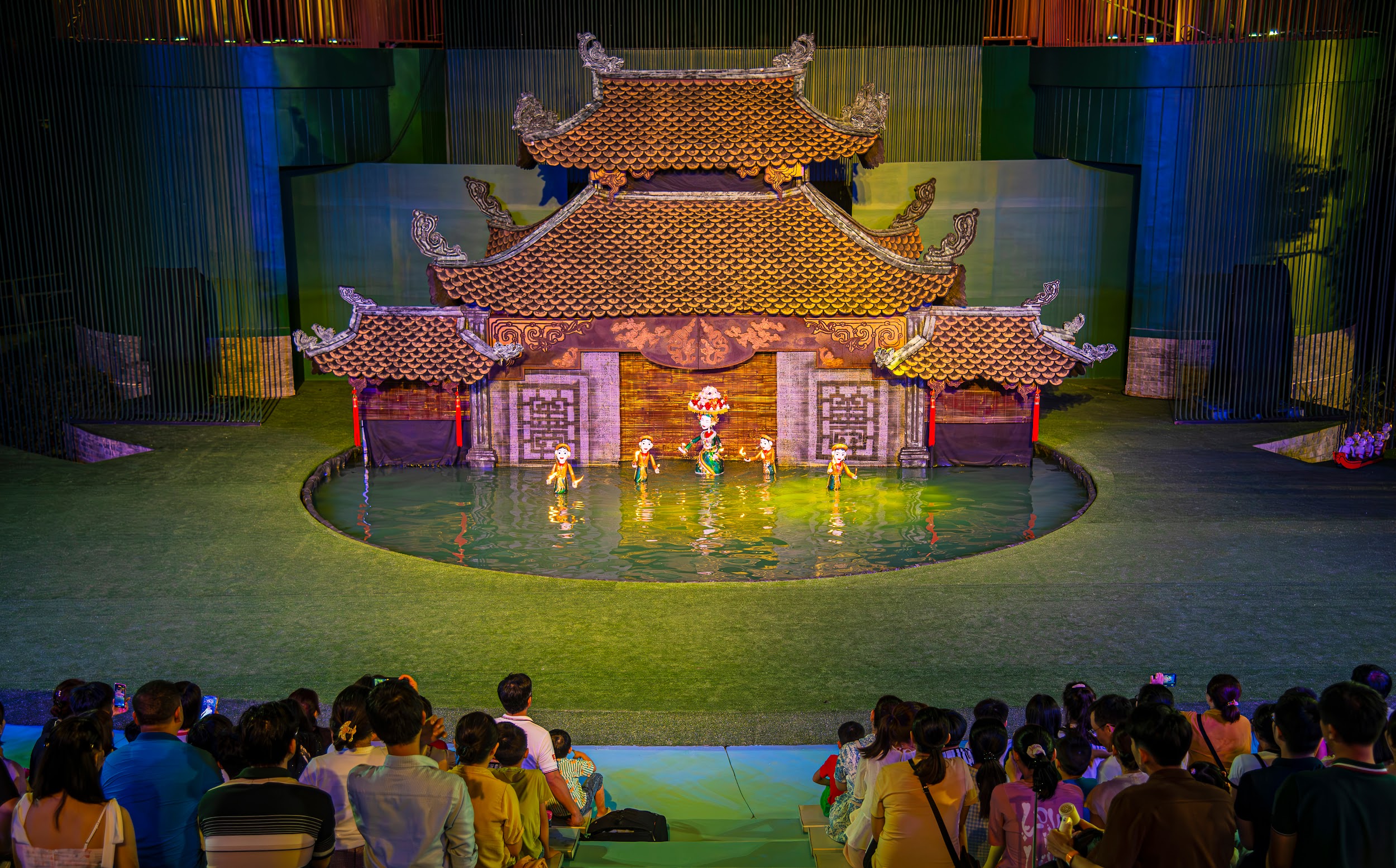 Giá vé múa rối nước phù hợp với nhiều đối tượng