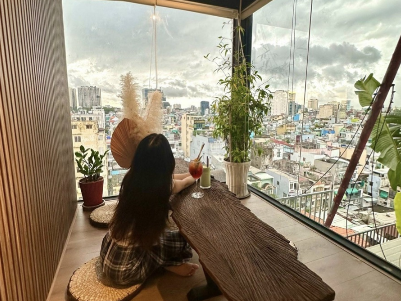 Sena Botanic Rooftop Coffee với không gian xanh mát như khu vườn trên cao
