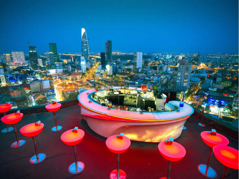 Chill Skybar and Dining sở hữu tầm nhìn 360 độ bao trọn skyline Sài Gòn lung linh về đêm.
