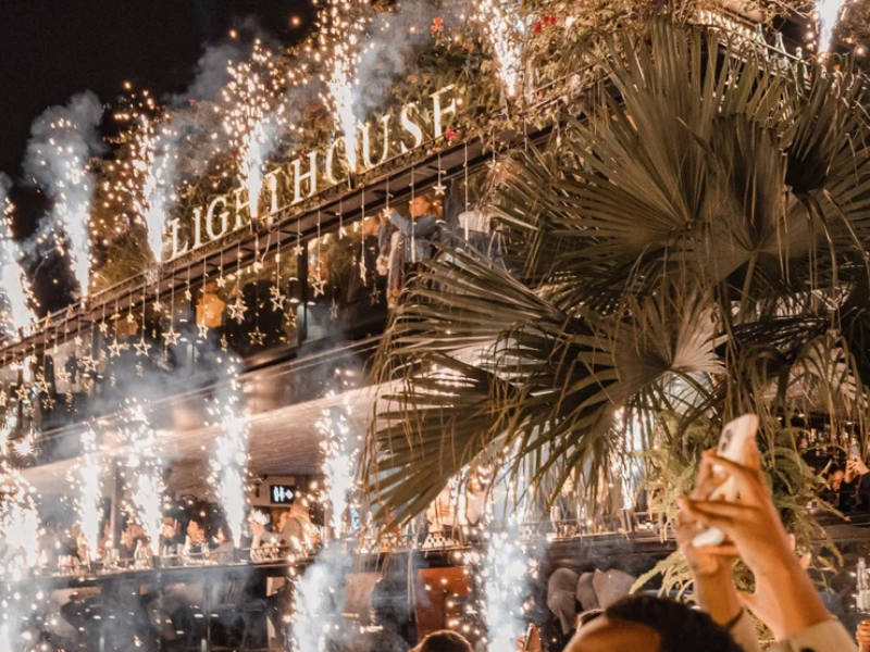 The Lighthouse Rooftop mang đến cảm giác ấm cúng, nhẹ nhàng với không gian mở trên cao.