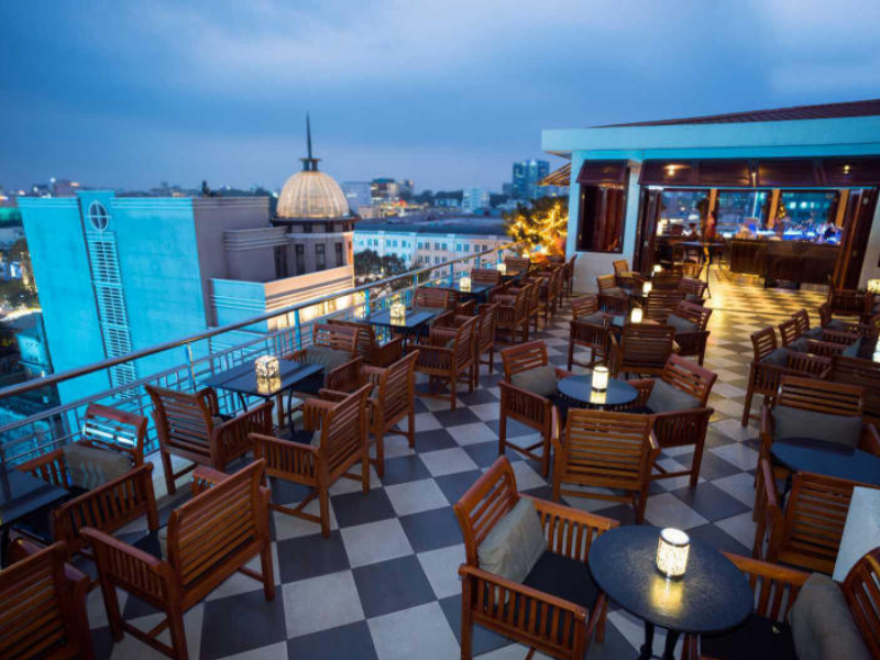 Saigon Saigon Rooftop Bar giao thoa nét cổ điển và hiện đại tại quận 1