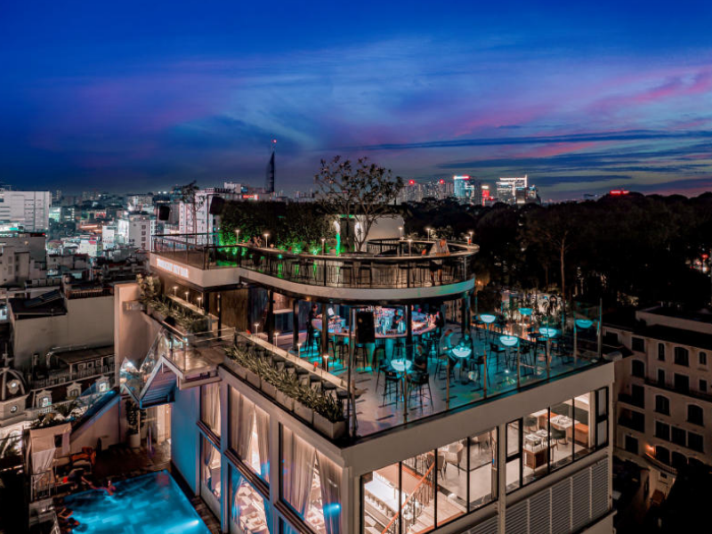 Twilight Sky Bar ghi điểm bởi không gian thoáng đãng, trẻ trung và năng động.