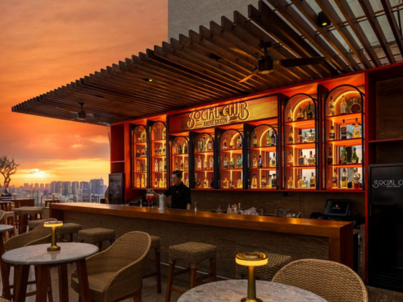 Thưởng thức đồ uống và ngắm skyline Sài Gòn tại Social Club Rooftop