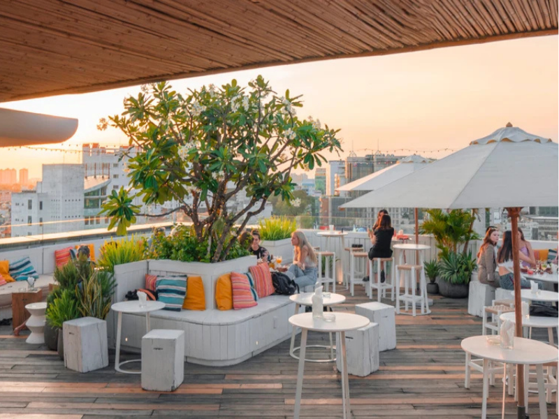 Banana Mama Rooftop Bar vui vẻ, view đẹp, không gian thoải mái