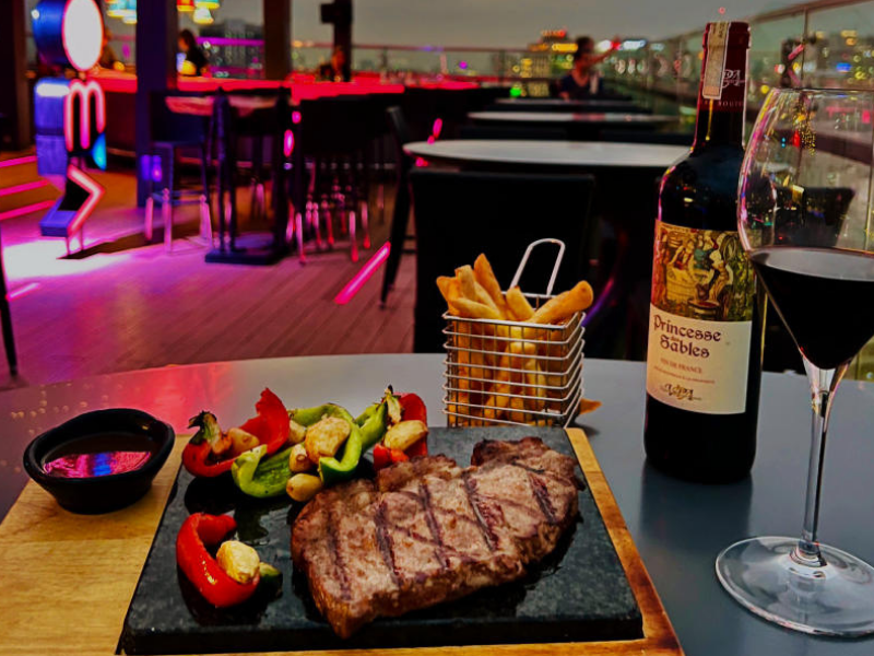 Above Sky Bar nổi bật với không gian trên cao yên tĩnh, thích hợp để ngắm cảnh thành phố về đêm.