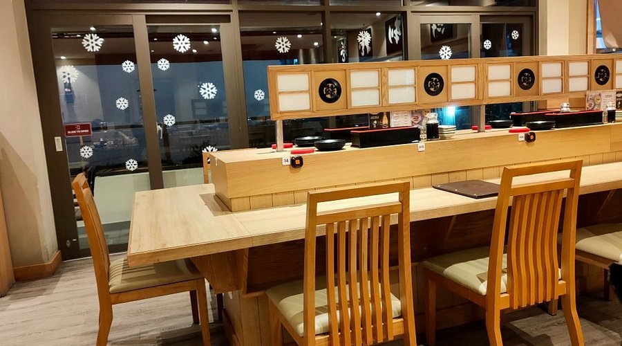 Sushi Uraetei có không gian ấm cúng, riêng tư