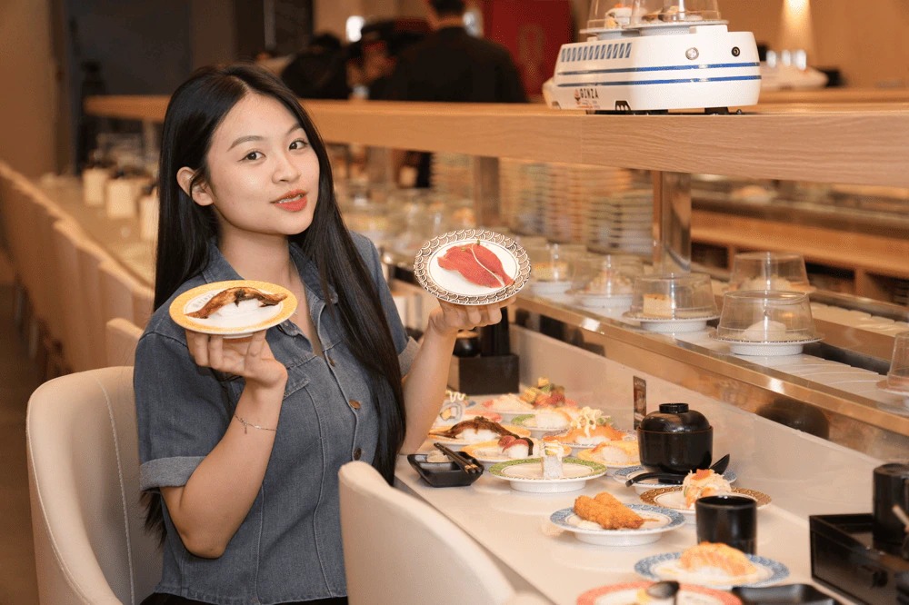 Thực khách thích thú thưởng thức món ngon tại iSushi