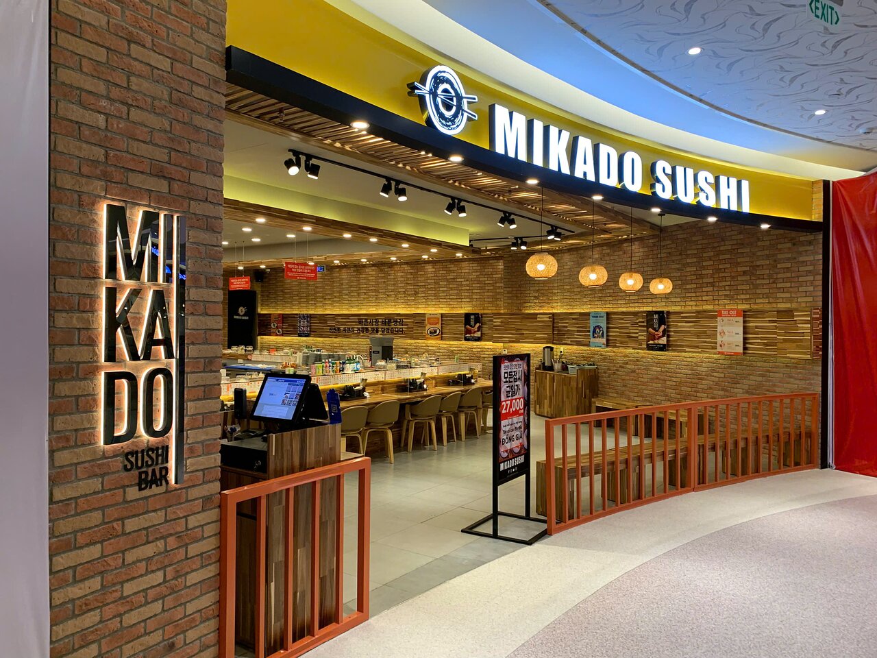 Mikado Sushi sở hữu không gian mở hiện đại, rất dễ nhận diện