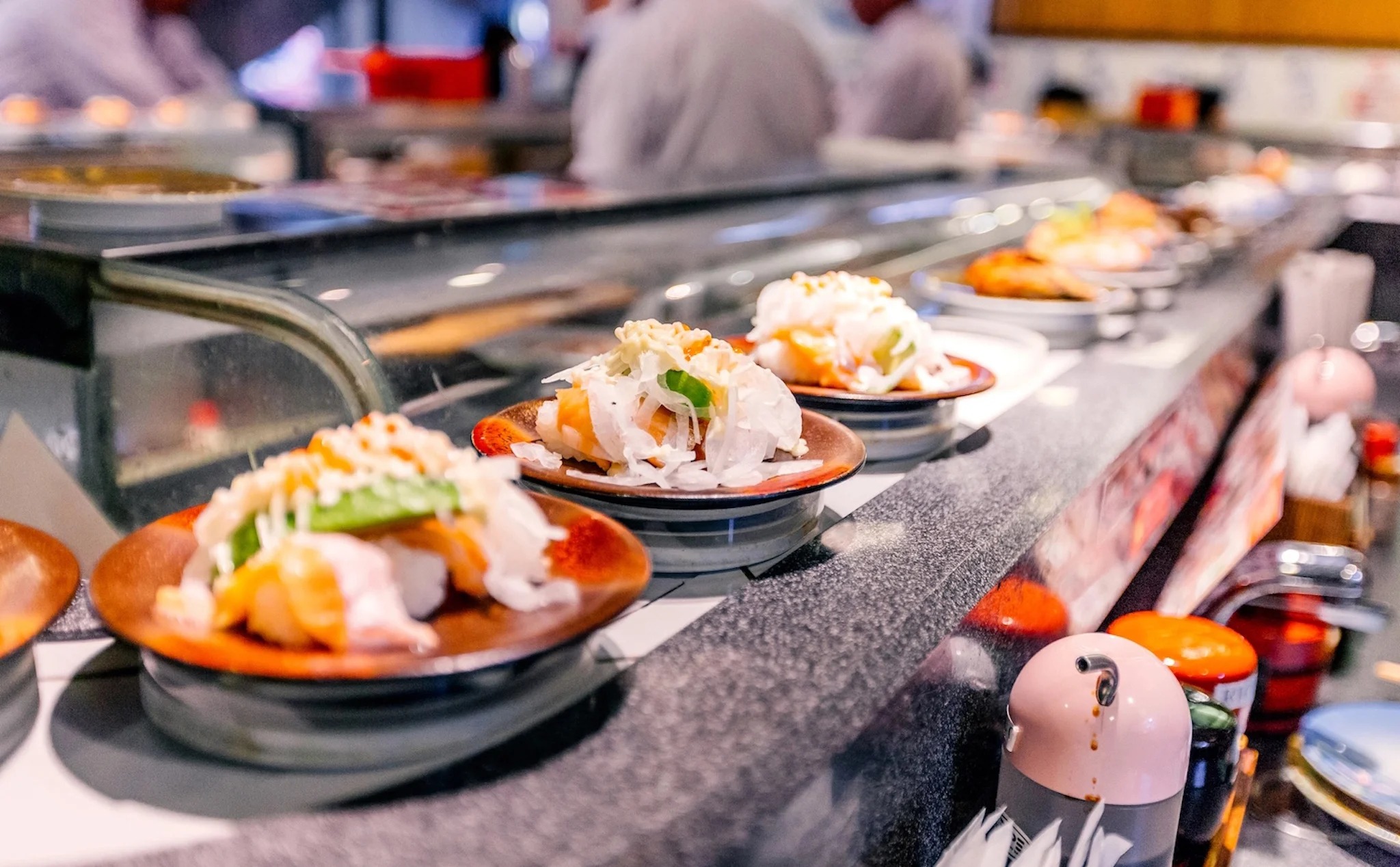 Hệ thống sushi băng chuyền hiện đại, đồ ăn tươi ngon hấp dẫn