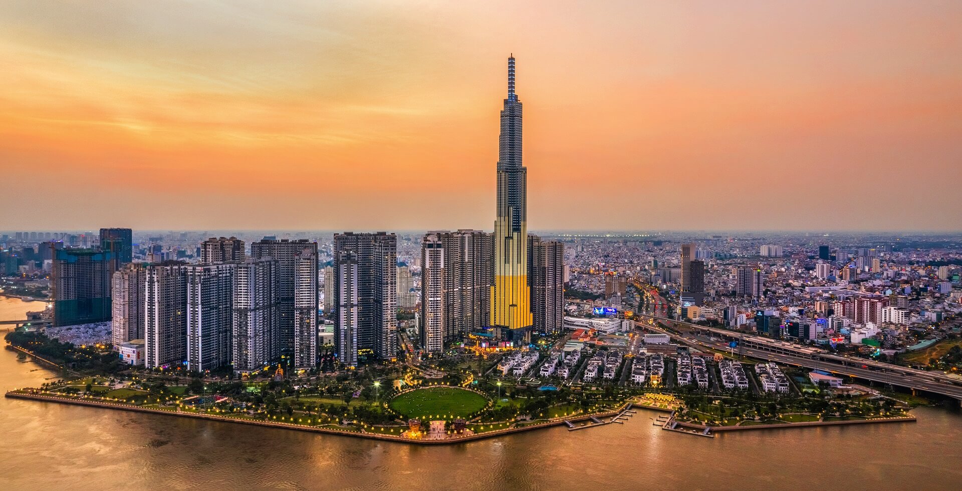 Landmark 81 - biểu tượng tòa nhà cao nhất HCM nhìn từ xa