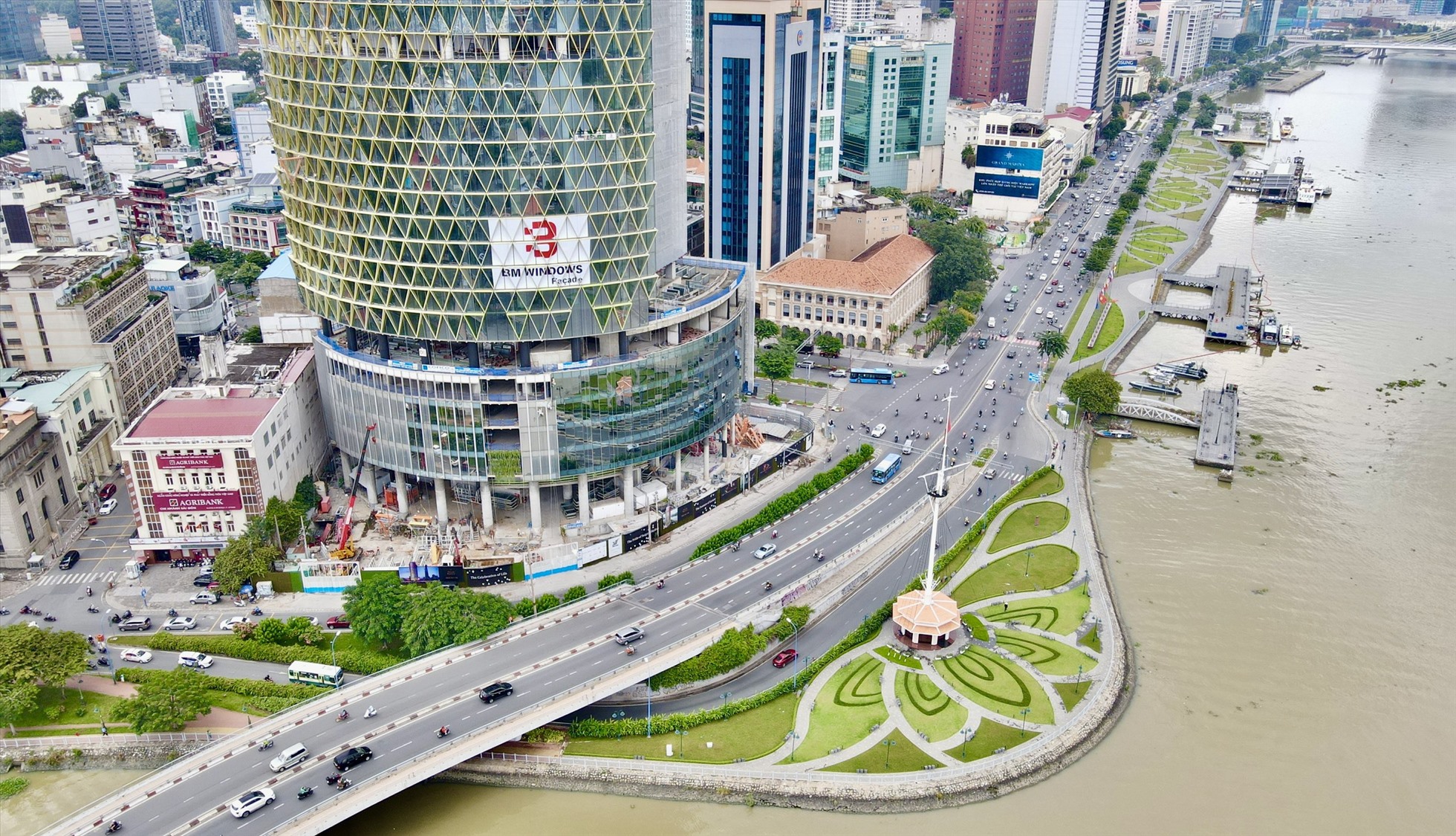 IFC One Saigon nhìn từ bến Bạch Đằng