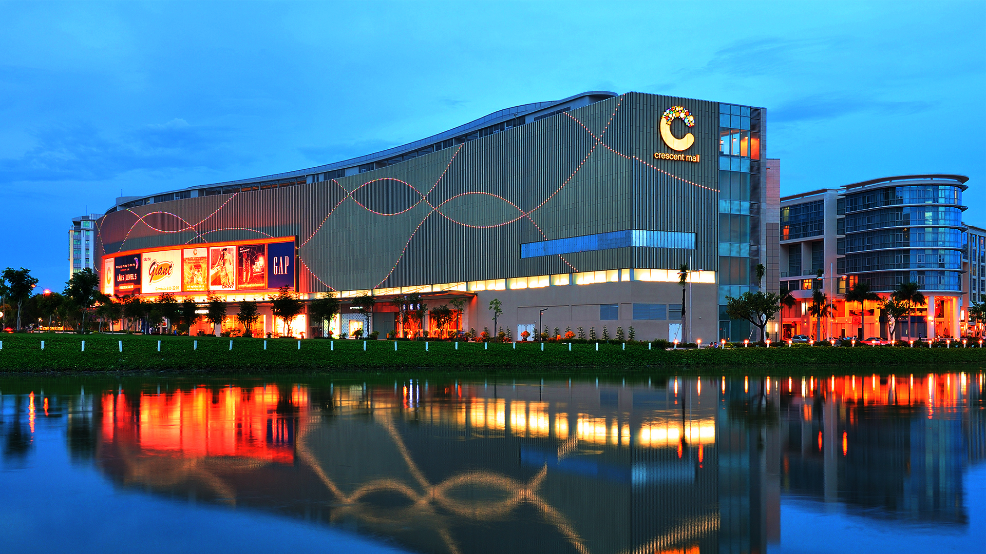 Vị trí tuyệt đẹp bên hồ Bán Nguyệt khiến Crescent Mall thơ mộng hơn