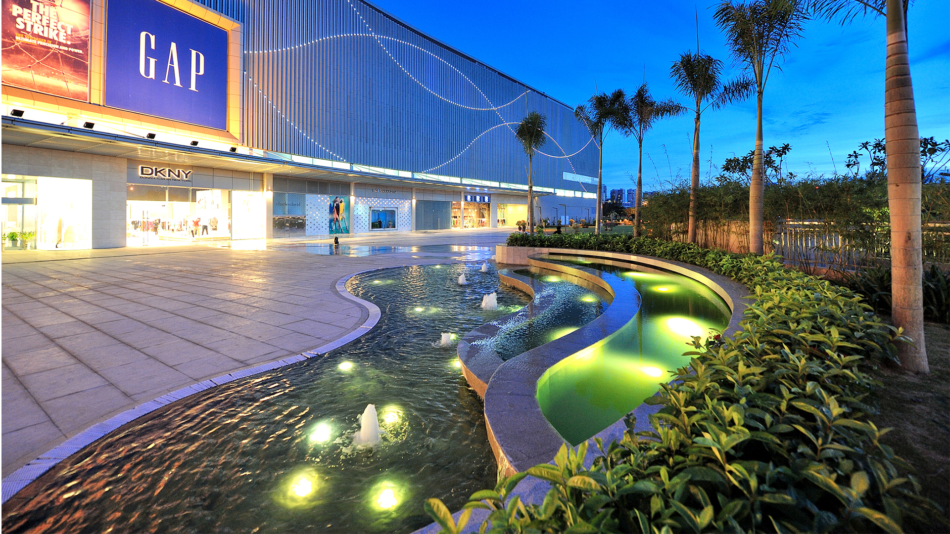 Không gian xanh mát bao quanh Crescent Mall