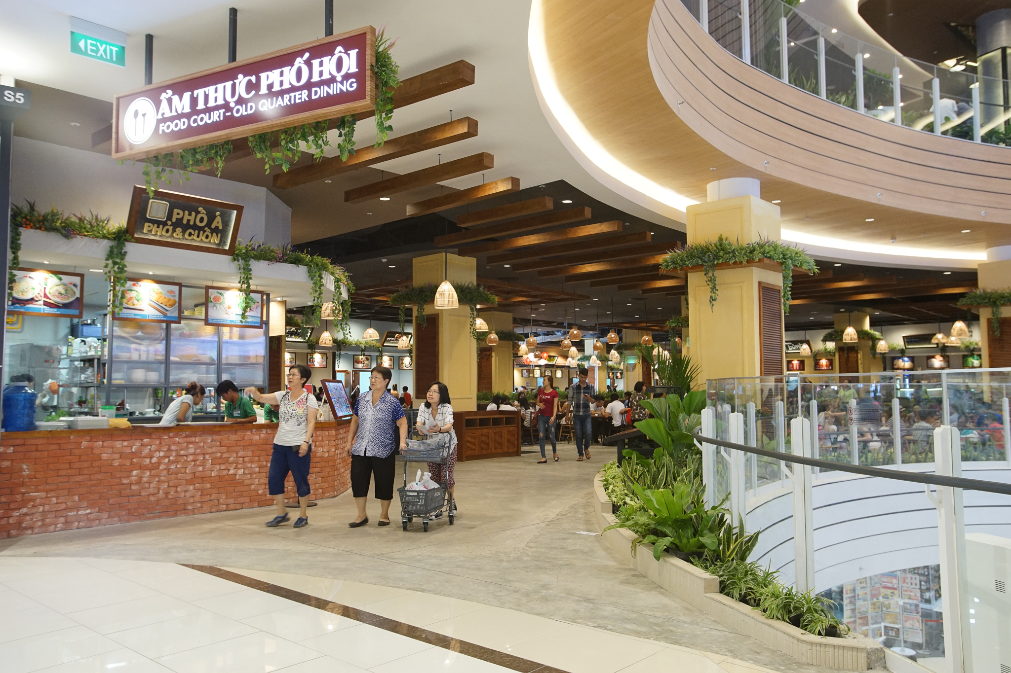 Khu foodcourt đa dạng tại Aeon Mall Bình Tân