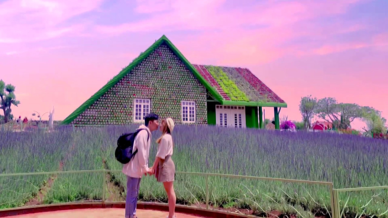 Du khách thích thú check- in trước ngôi nhà gỗ đậm nét châu Âu