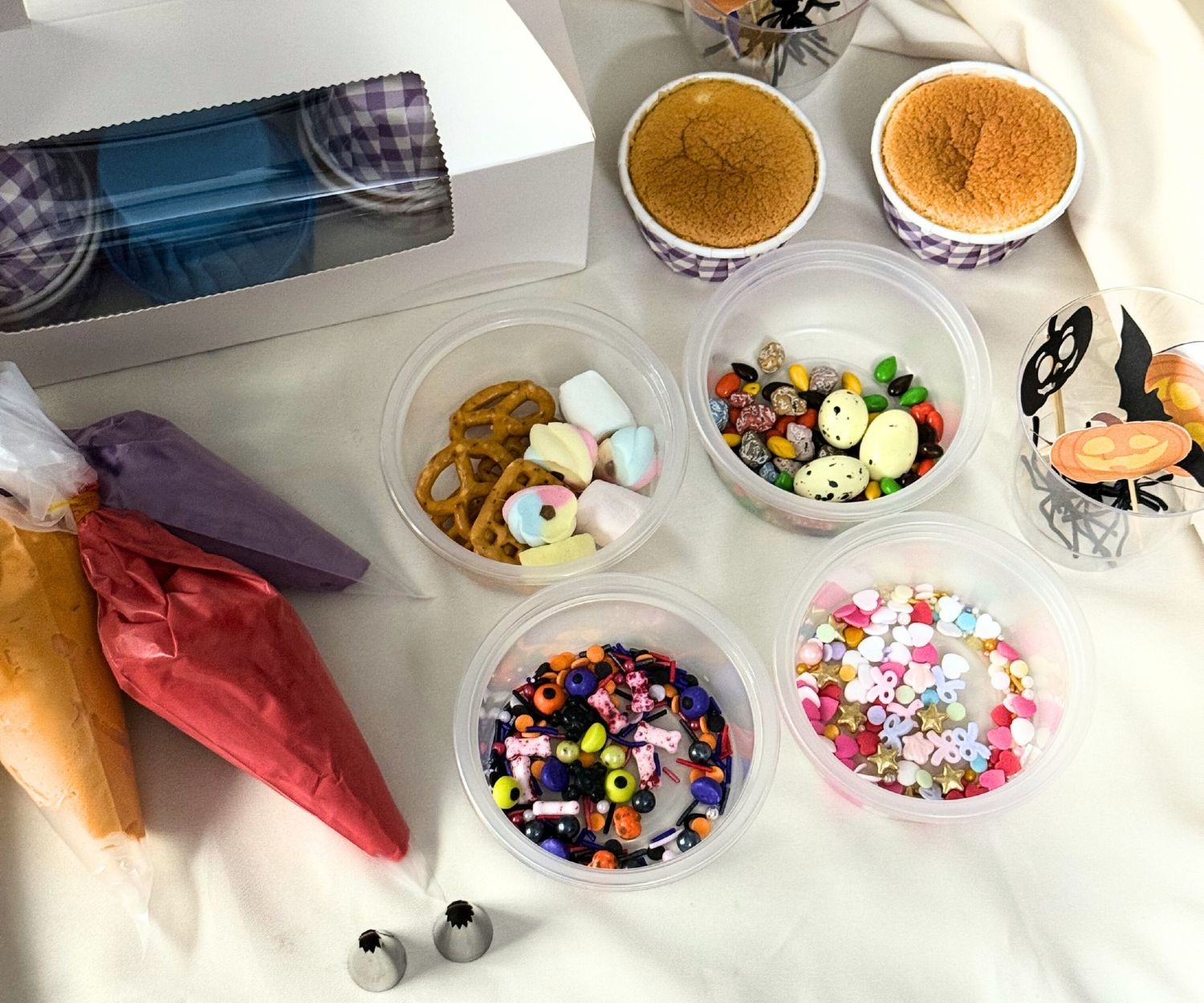 Nguyên liệu làm bánh được chuẩn bị sẵn tại Cake By Uyên