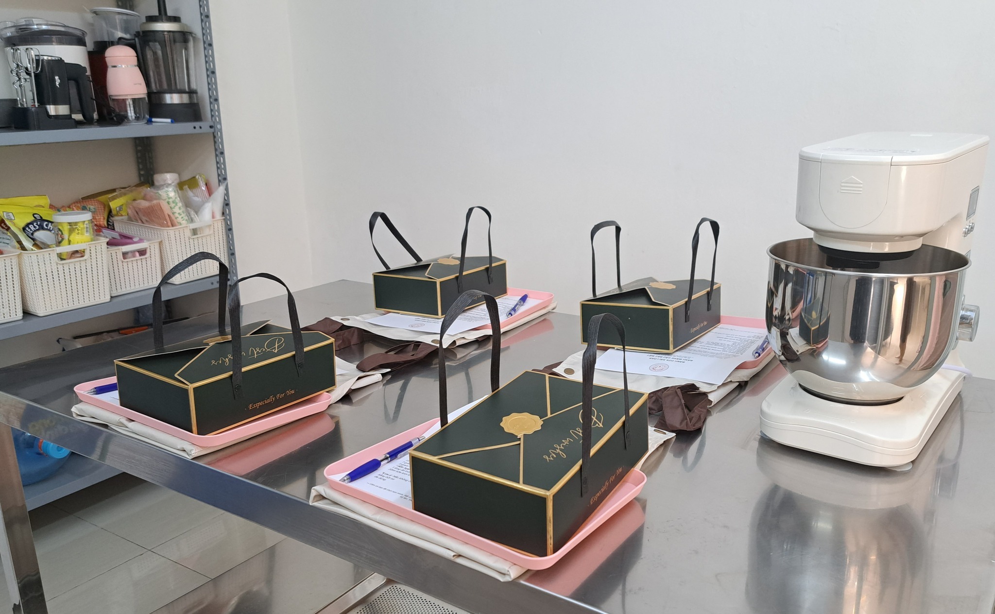 Không gian bếp bánh chuyên nghiệp tại Amina Bakery