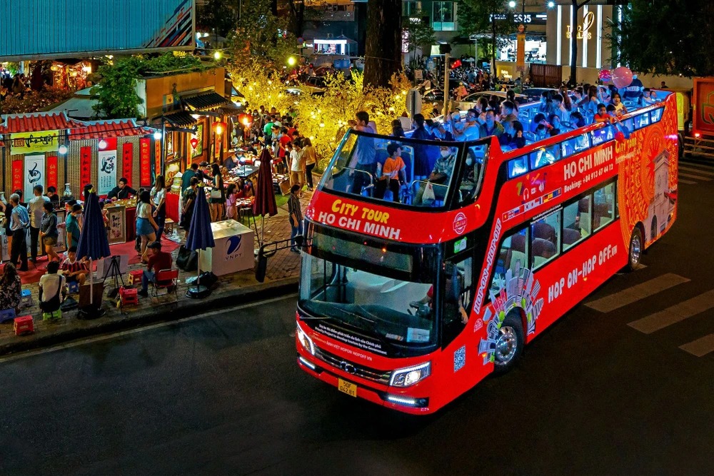 Tuyến bus 2 tầng ban đêm mang đến trải nghiệm lung linh sắc màu