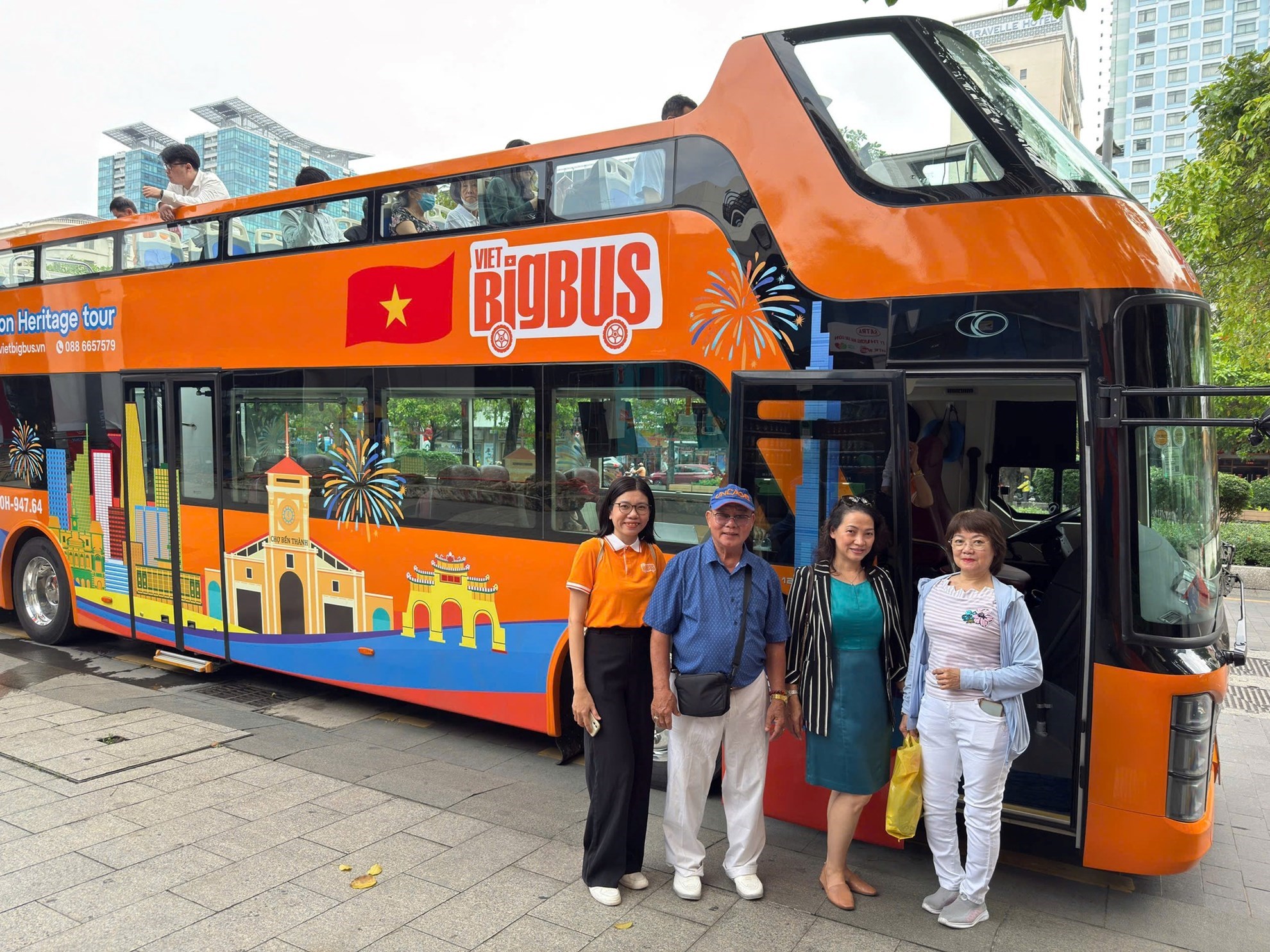 Du khách có thể mua vé bus 2 tầng Sài Gòn online hoặc offline